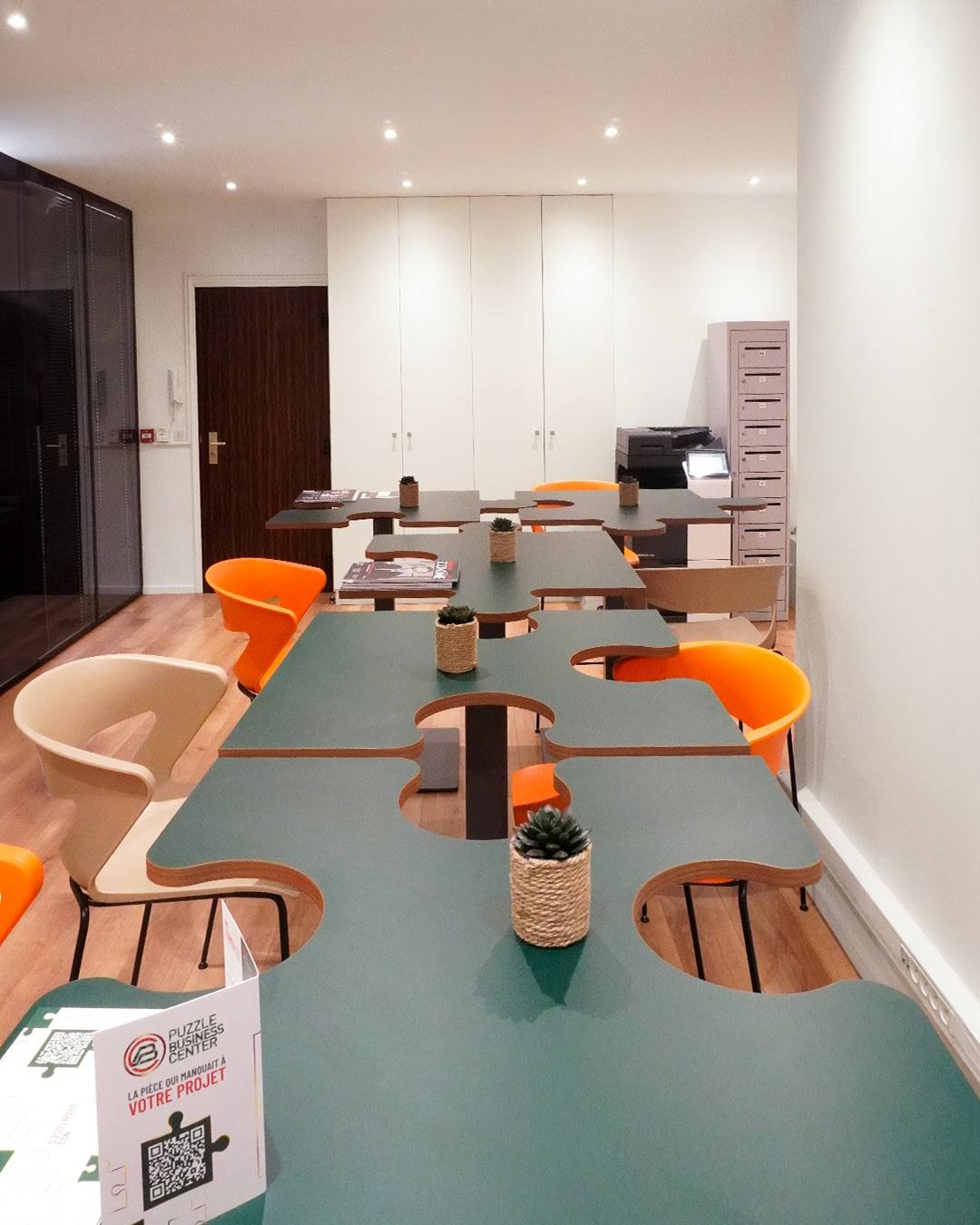 Open space Puzzle avec tables pièces de puzzle