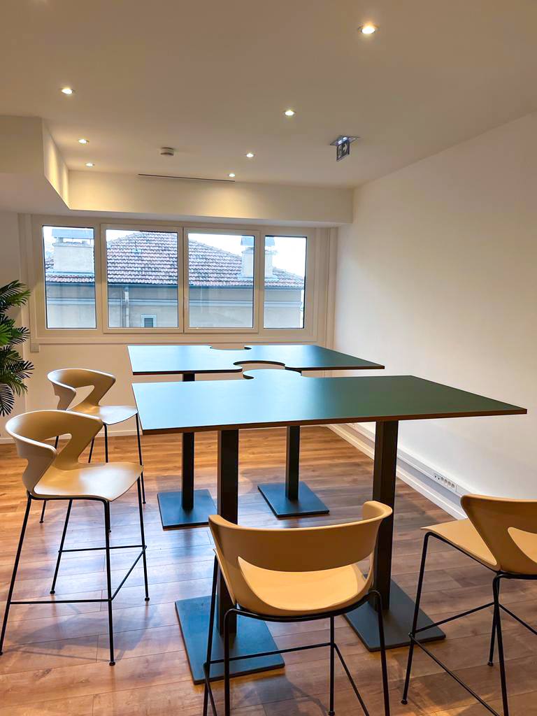 Salle de réunion avec tables puzzle