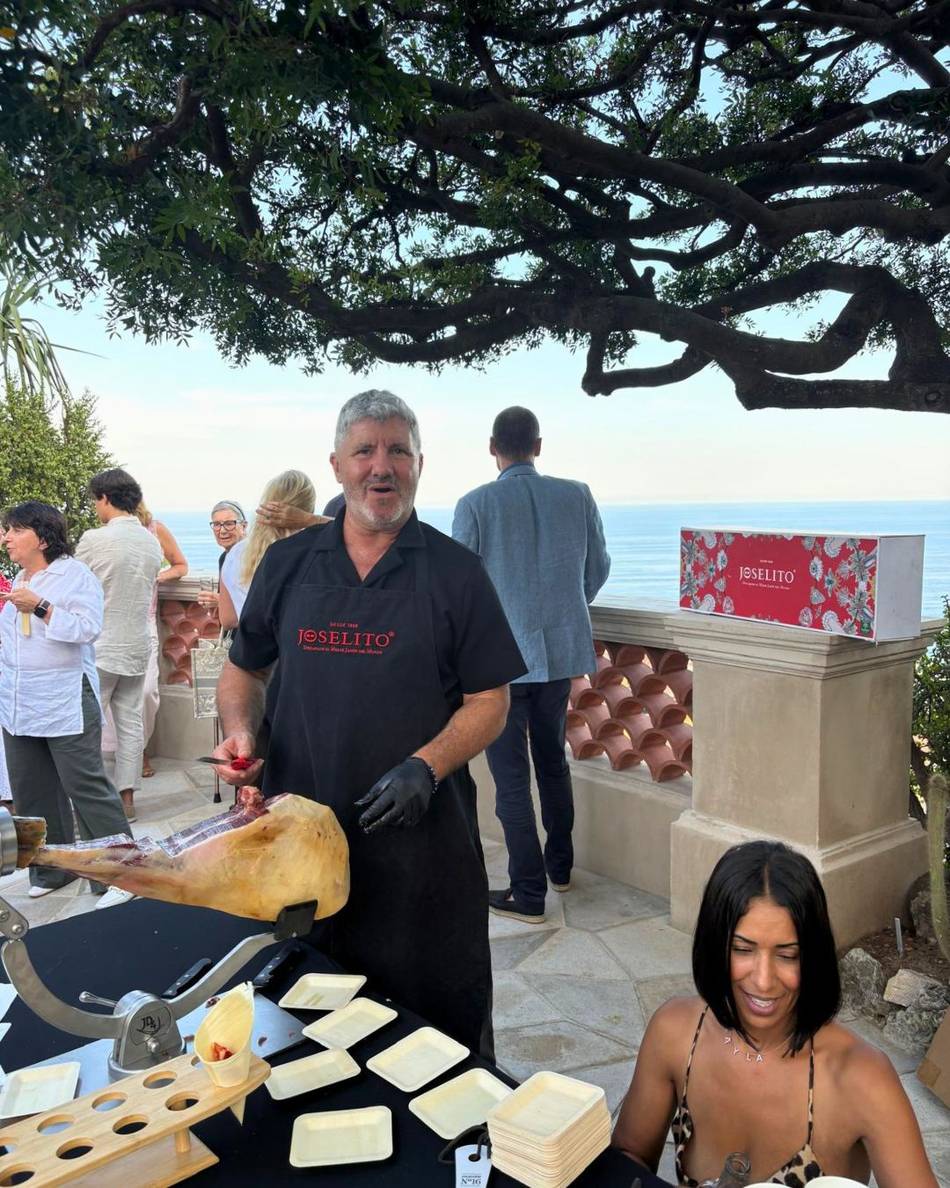 Découpe de jambon en terrasse vue mer