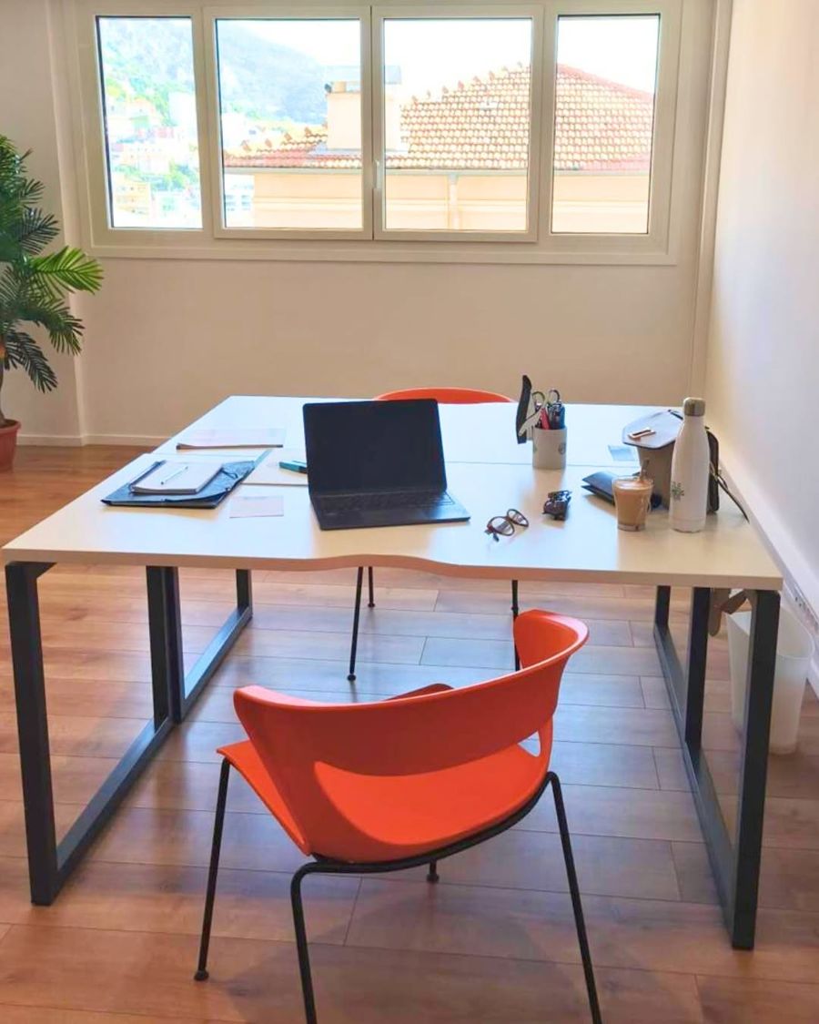Bureau privé, chaise orange et lumière du jour