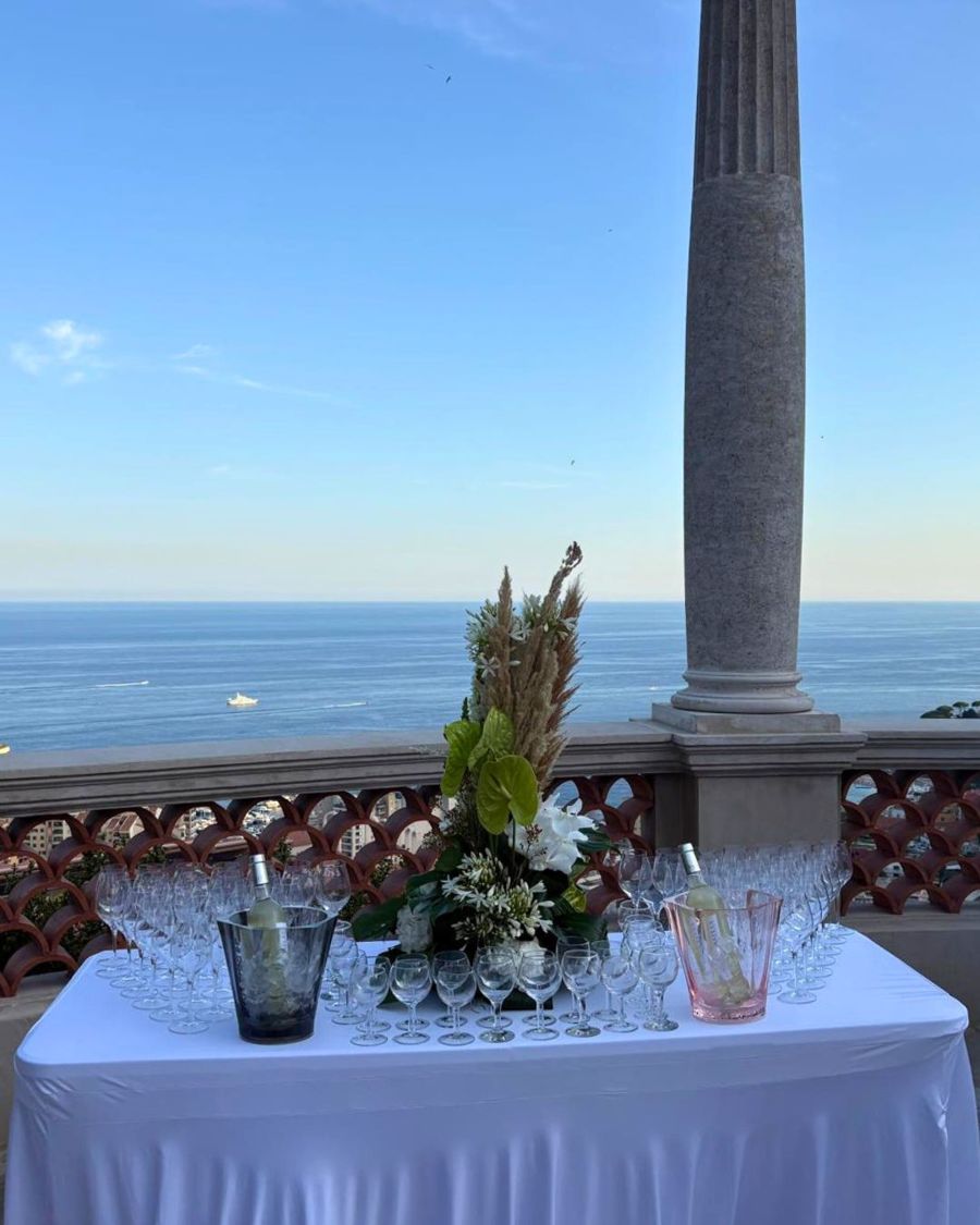 Table dressée en terrasse face à la mer
