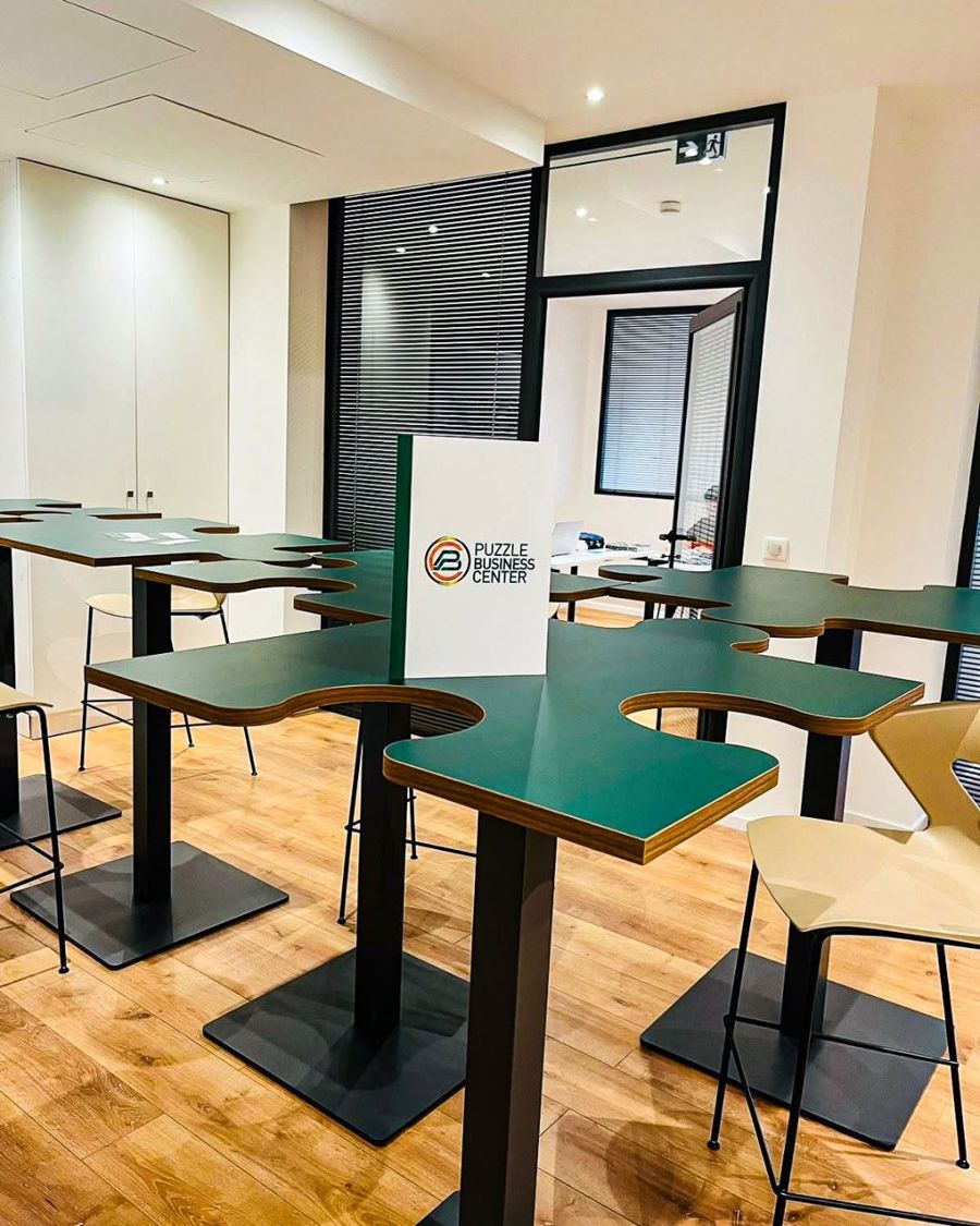 Tables vertes devant l’enseigne Puzzle